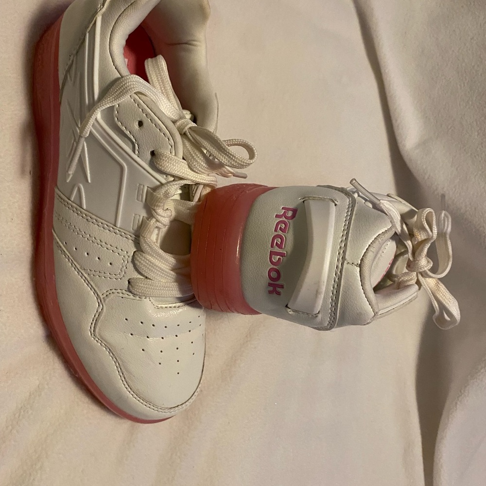 Reebok Women’s Size 6 Sneakers in White and Pink